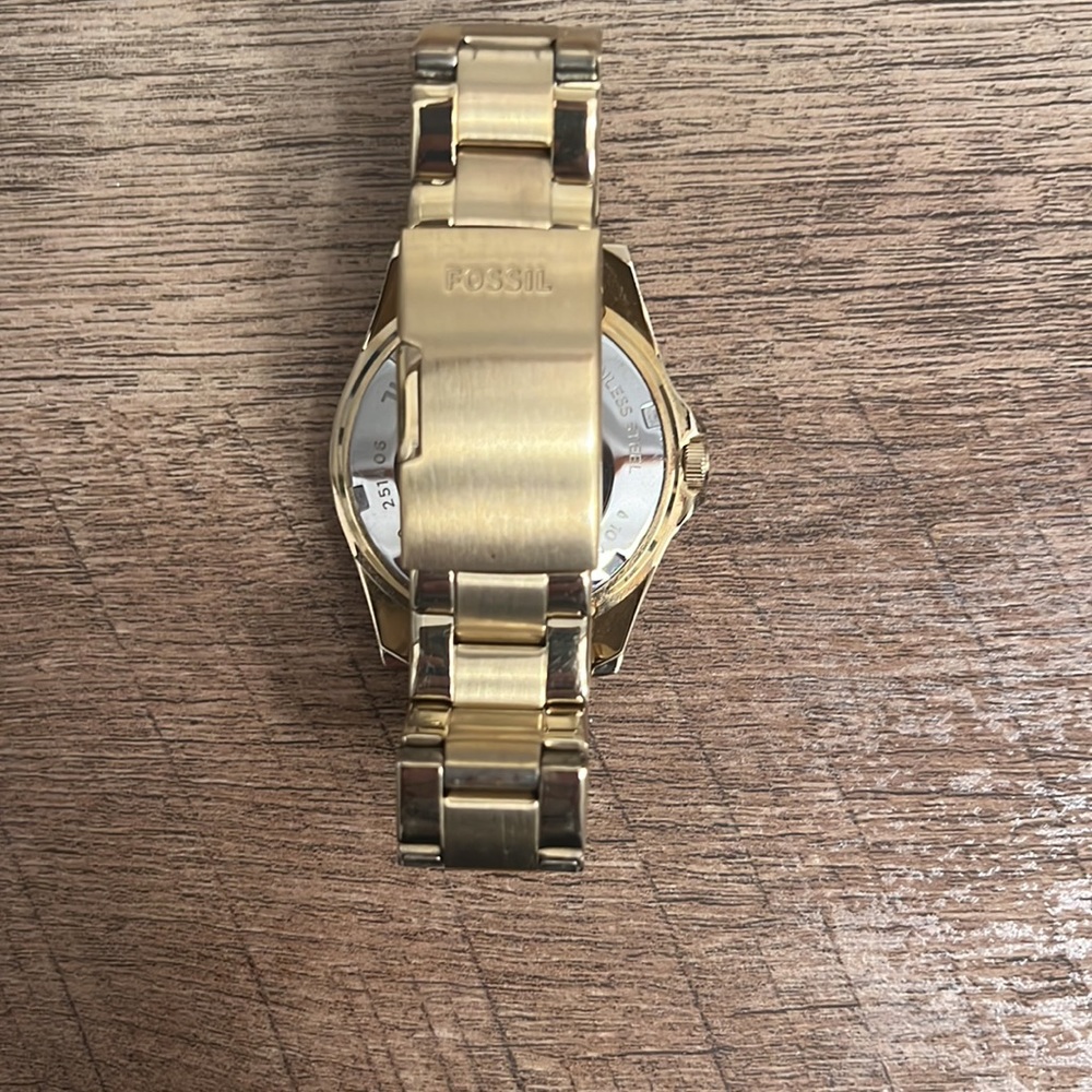 Women’s Fossil gold watch - Picture 2 of 4